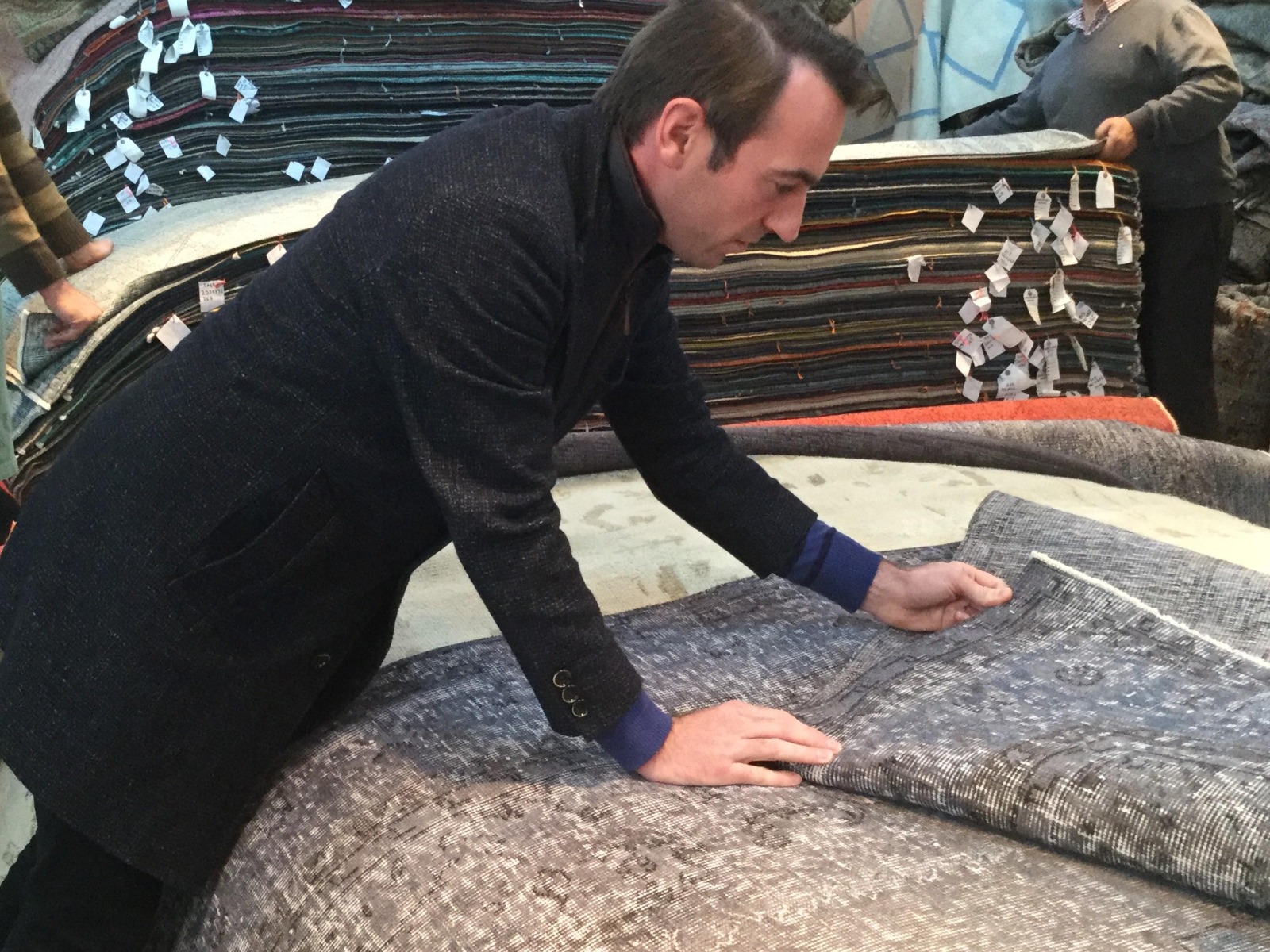 Dominique selecteert tapijten